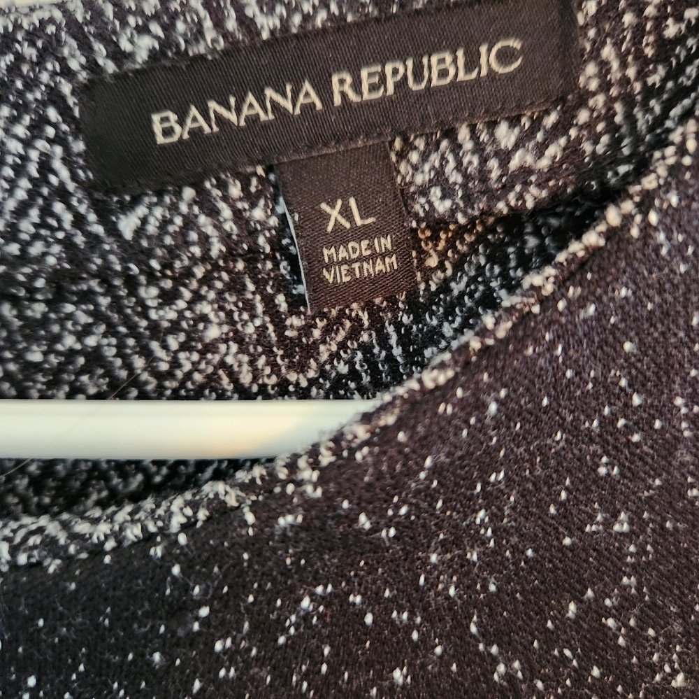 Banana Republic Black and Gray Top with Front Pockets. Size XL - Picture 4 of 6